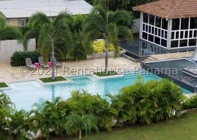 Fully Furnished 2-Bedroom Apartment Near the Beach